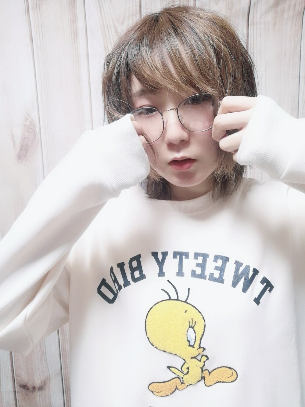 ホワイト系のトップス、その他のパンツを着用したレディースの冬コーディネートの2枚目の写真