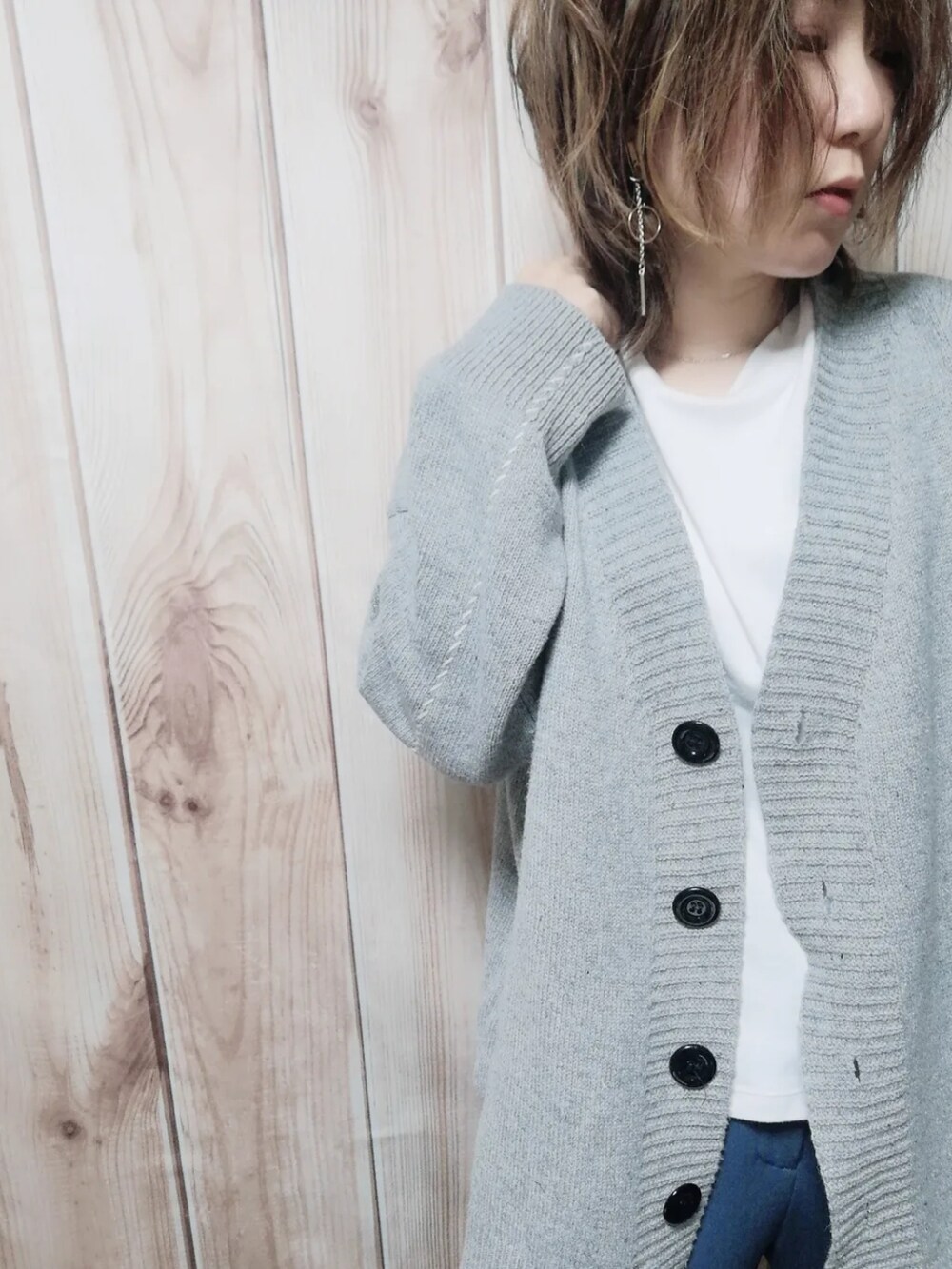 グレー系のカーディガン/ボレロ、ブルー系のパンツを着用したレディースの春コーディネートの2枚目の写真