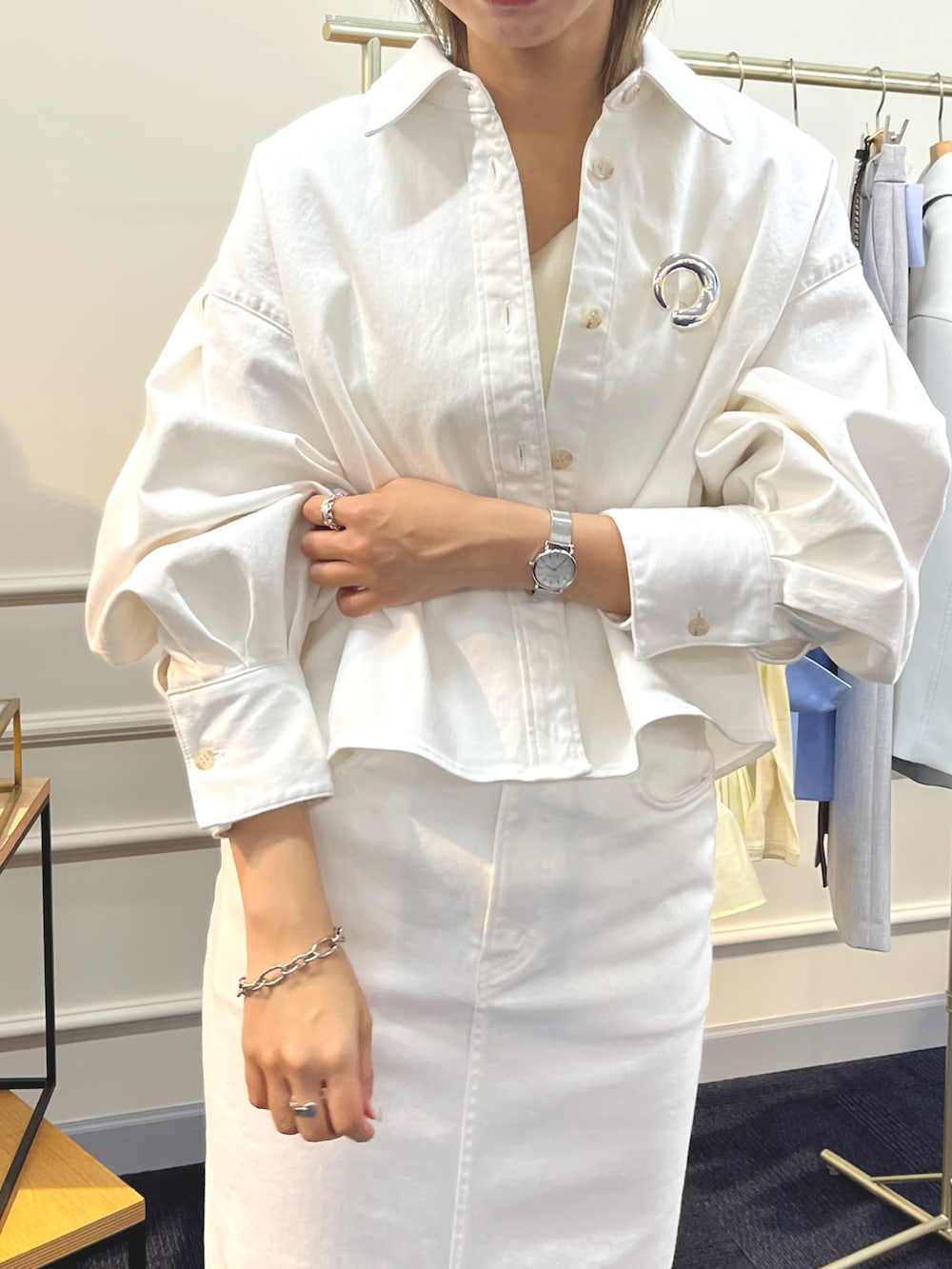 ホワイト系のシャツ/ブラウス、ホワイト系のデニムスカート、ブラック系のサンダルを着用したレディースの夏コーディネートの3枚目の写真