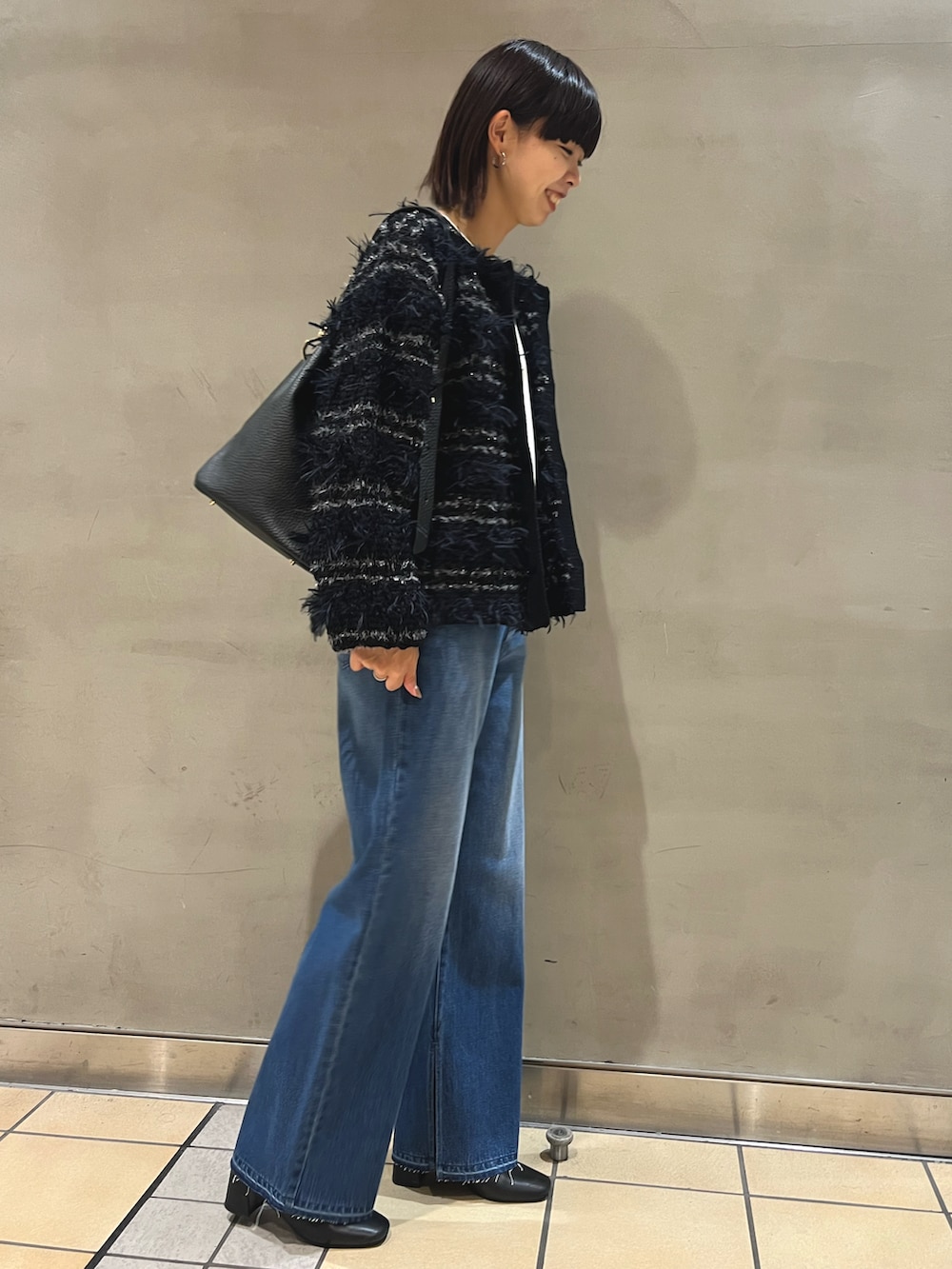「ニット、ニットジャケット、カーディガン、デニム、デニムパンツ、きれいめカジュアル、大人カジュアル、秋コーデ、高身長女子、骨格ウェーブ」｜「Laraajiのファンシーツイードジャケット（カーディガン/ボレロ、ブラック系）」を使った、osanaiさん（レディース・168cm）の秋コーディネートの3枚目の写真
