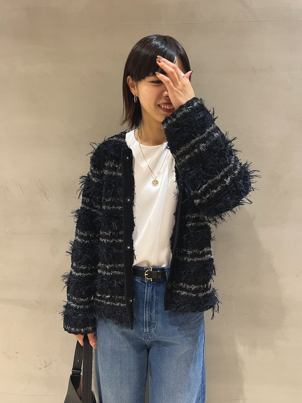 「ニット、ニットジャケット、カーディガン、デニム、デニムパンツ、きれいめカジュアル、大人カジュアル、秋コーデ、高身長女子、骨格ウェーブ」｜「Laraajiのファンシーツイードジャケット（カーディガン/ボレロ、ブラック系）」を使った、osanaiさん（レディース・168cm）の秋コーディネートの5枚目の写真