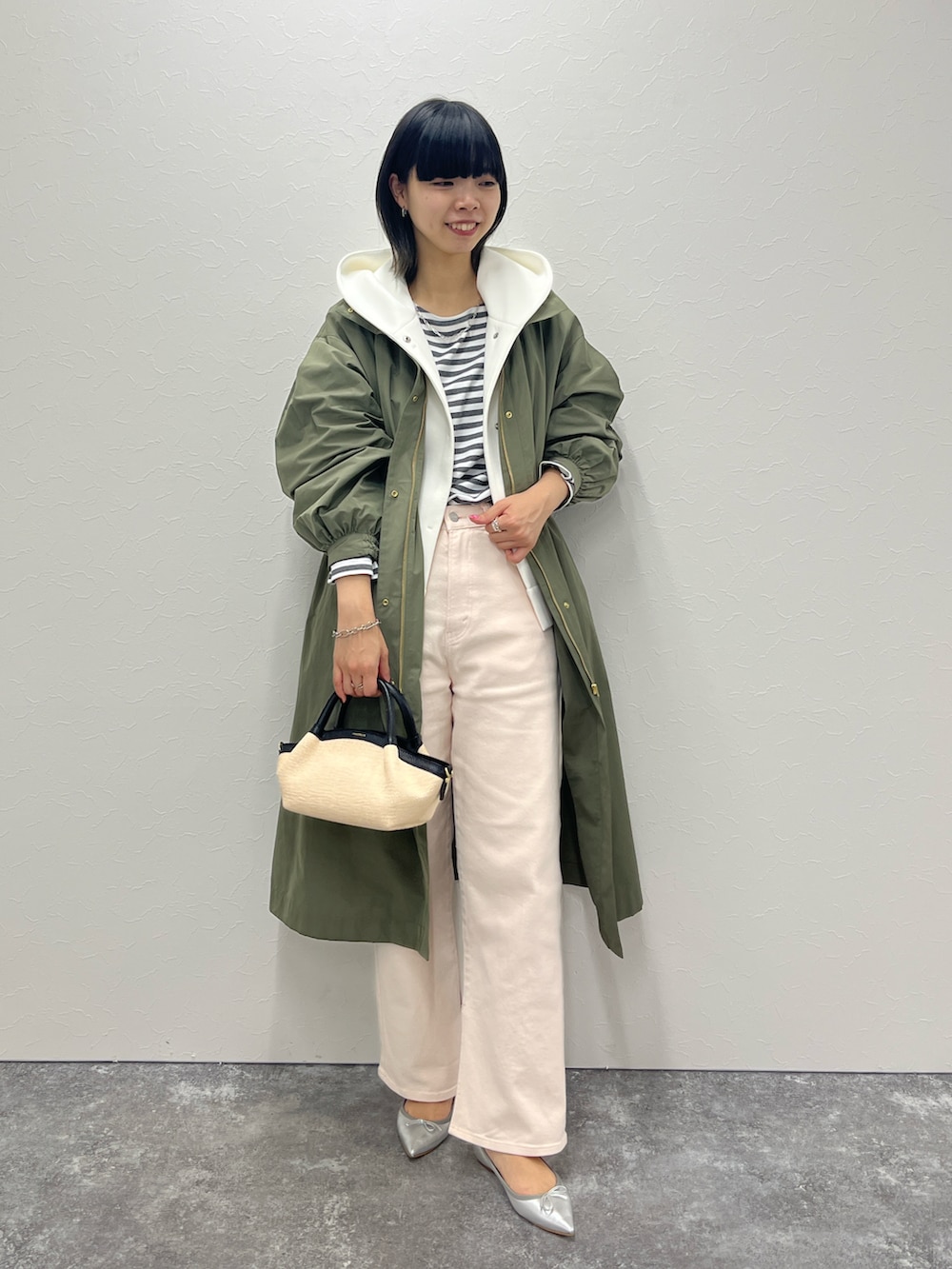 「春コーデ、春アウター、レイヤードスタイル、デニム、デニムコーデ、大人カジュアル、カジュアルコーデ、きれいめカジュアル、おでかけコーデ、高身長女子、骨格ウェーブ」｜「NOLLEY’Sの【撥水加工】フーテッドコート（ダッフルコート、グリーン系）」を使った、osanaiさん（レディース・168cm）の春コーディネートの2枚目の写真