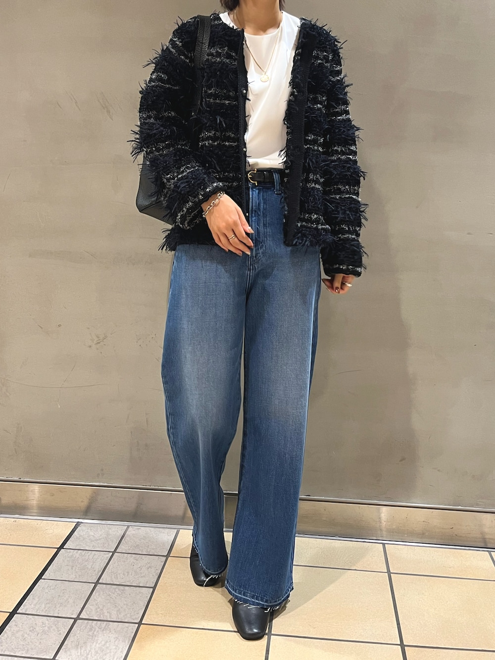 「ニット、ニットジャケット、カーディガン、デニム、デニムパンツ、きれいめカジュアル、大人カジュアル、秋コーデ、高身長女子、骨格ウェーブ」｜「Laraajiのファンシーツイードジャケット（カーディガン/ボレロ、ブラック系）」を使った、osanaiさん（レディース・168cm）の秋コーディネートの2枚目の写真
