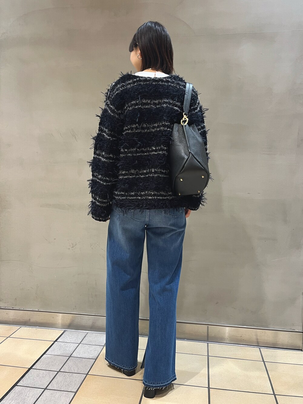 「ニット、ニットジャケット、カーディガン、デニム、デニムパンツ、きれいめカジュアル、大人カジュアル、秋コーデ、高身長女子、骨格ウェーブ」｜「Laraajiのファンシーツイードジャケット（カーディガン/ボレロ、ブラック系）」を使った、osanaiさん（レディース・168cm）の秋コーディネートの4枚目の写真