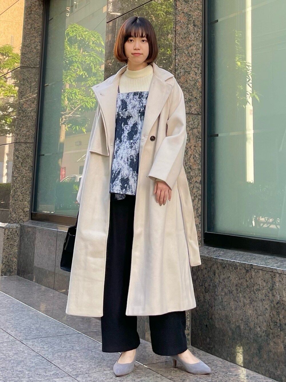 ホワイト系のその他アウター、ホワイト系のニット/セーター、ブルー系のシャツ/ブラウスを着用したレディースの冬コーディネートの4枚目の写真