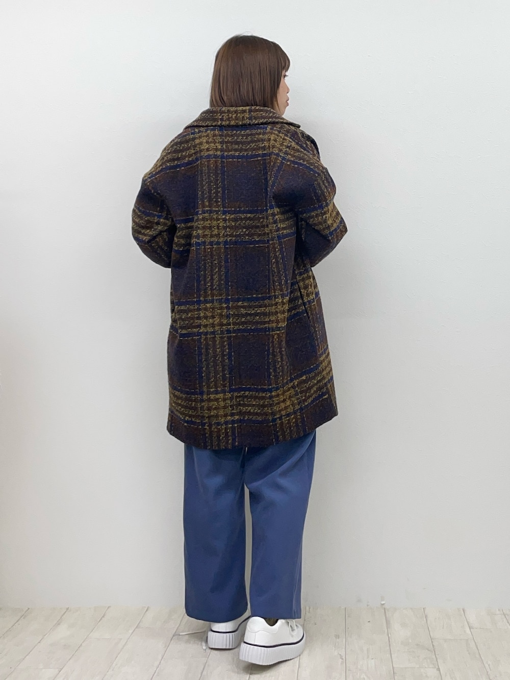 ブルー系のピーコート、ブルー系のニット/セーター、ブルー系のその他パンツを着用したレディースの冬コーディネートの2枚目の写真