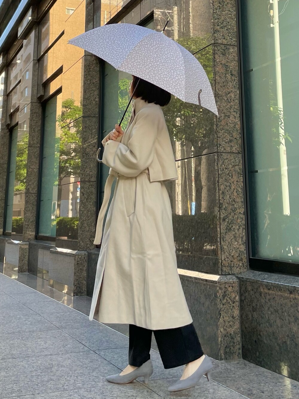 ホワイト系のその他アウター、ホワイト系のニット/セーター、ブルー系のシャツ/ブラウスを着用したレディースの冬コーディネートの3枚目の写真