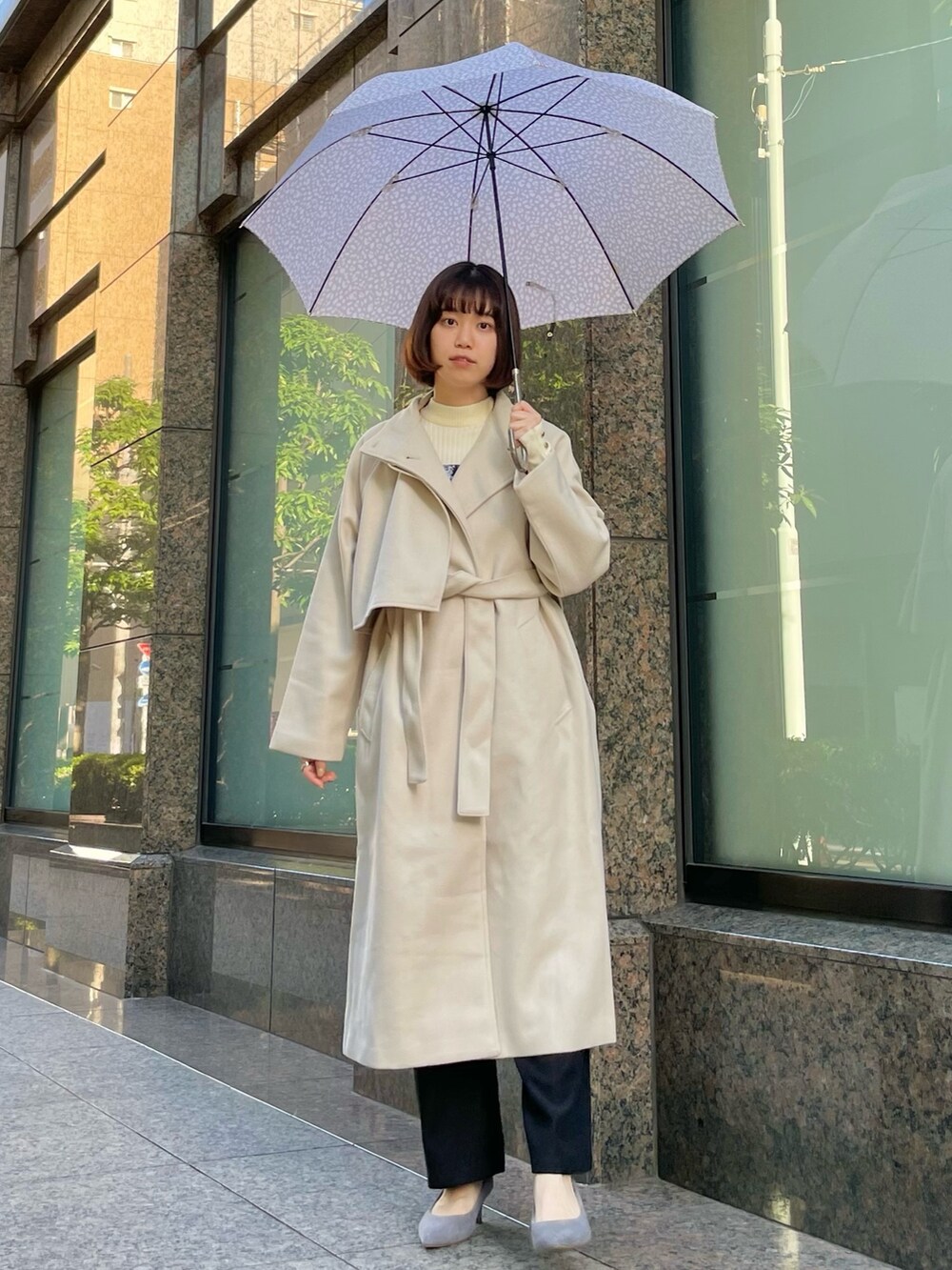 ホワイト系のその他アウター、ホワイト系のニット/セーター、ブルー系のシャツ/ブラウスを着用したレディースの冬コーディネートの2枚目の写真