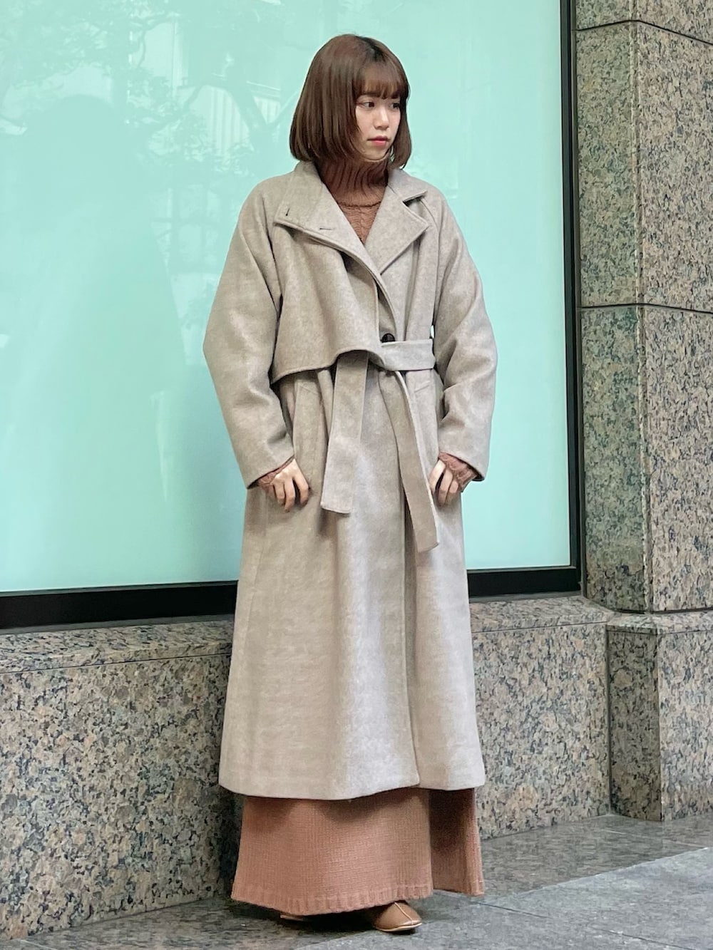 ブラウン系のワンピース、ブラウン系のその他アウター、オレンジ系のソックス/靴下を着用したレディースの冬コーディネートの4枚目の写真