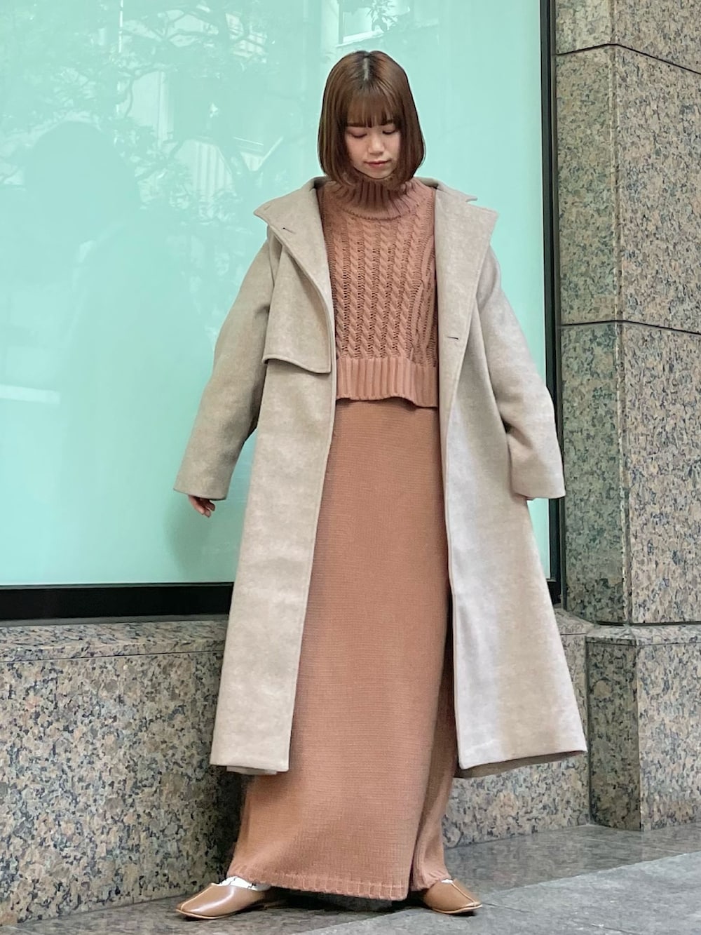 ブラウン系のワンピース、ブラウン系のその他アウター、オレンジ系のソックス/靴下を着用したレディースの冬コーディネートの2枚目の写真