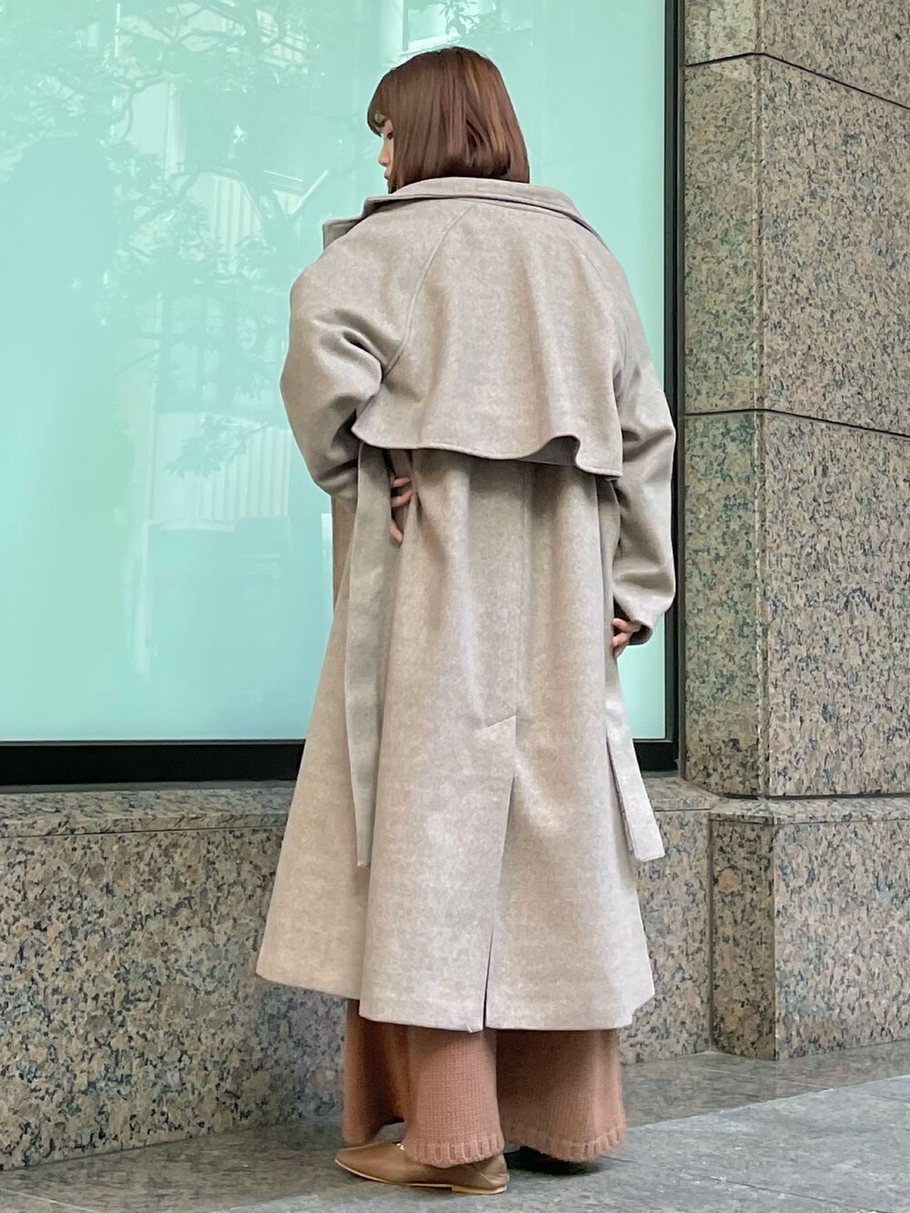 ブラウン系のワンピース、ブラウン系のその他アウター、オレンジ系のソックス/靴下を着用したレディースの冬コーディネートの3枚目の写真