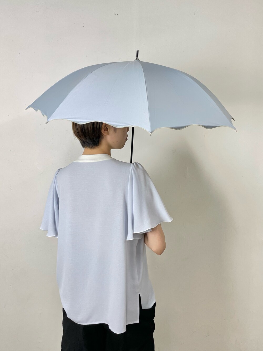 「ミリオンカラッツ(Million Carats)、傘、日傘、ブラウス、前後2way、ハーフパンツ、ショートパンツ、フェミニン、レトロ、きれいめカジュアル、夏コーデ、晴れの日」｜「MILLION CARATSの【GIFT】-because- シェーディングパラソル配色メロウ_日傘（長傘、ブルー系）」を使った、tsunoさん（骨格ウェーブ・レディース・160cm）の夏コーディネートの2枚目の写真