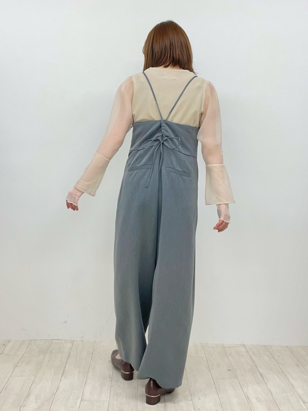 グレー系のサロペット/オーバーオール、ベージュ系のTシャツ/カットソーを着用したレディースの冬コーディネートの3枚目の写真