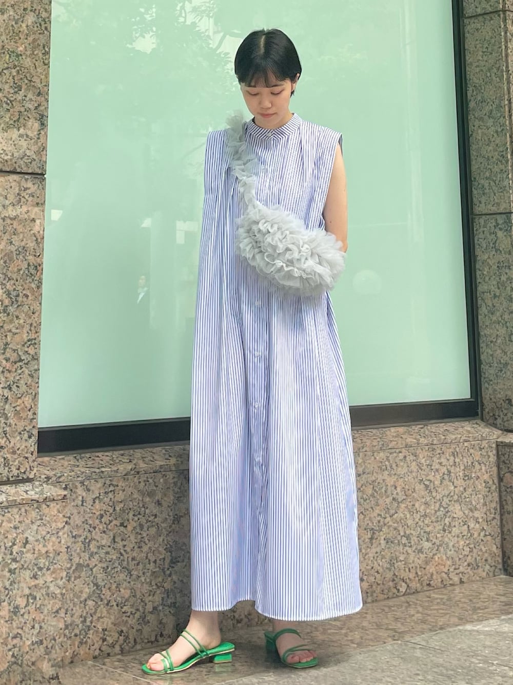 グレー系のショルダーバッグ、ブルー系のワンピースを着用したレディースの夏コーディネートの2枚目の写真