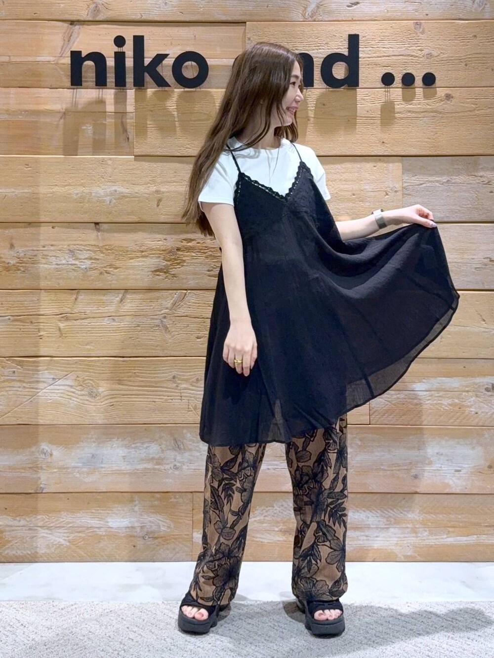 ホワイト系のTシャツ/カットソー、イエロー系のその他パンツ、ブラック系のワンピースを着用したレディースの夏コーディネートの3枚目の写真