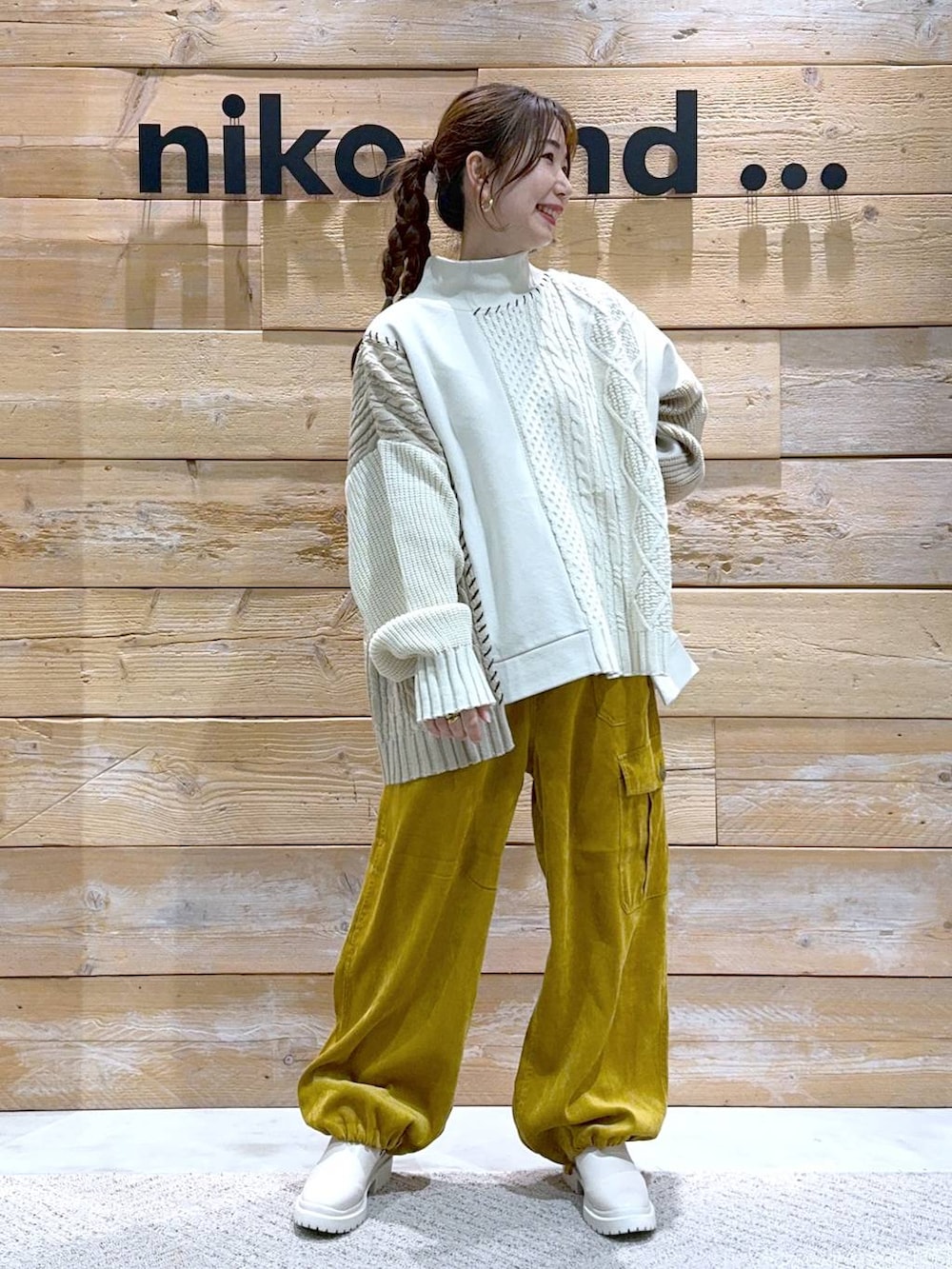 ベージュ系のブーツ、イエロー系のカーゴパンツ、ホワイト系のニット/セーターを着用したレディースの秋コーディネートの3枚目の写真