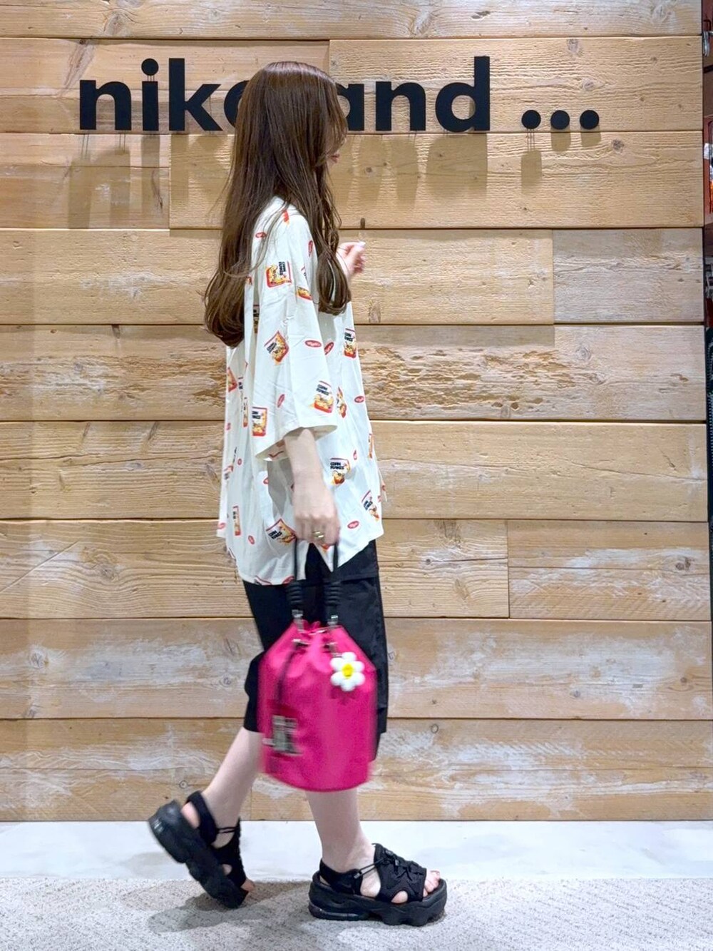 グレー系のその他パンツ、ベージュ系のシャツ/ブラウス、ピンク系のショルダーバッグを着用したレディースの夏コーディネートの5枚目の写真