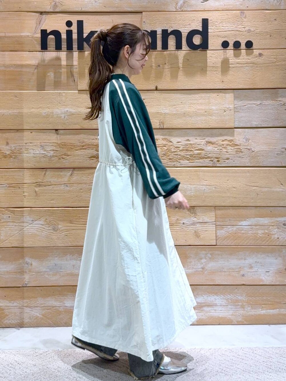 ベージュ系のワンピース、シルバー系のパンプス、ブルー系のその他パンツを着用したレディースの冬コーディネートの5枚目の写真