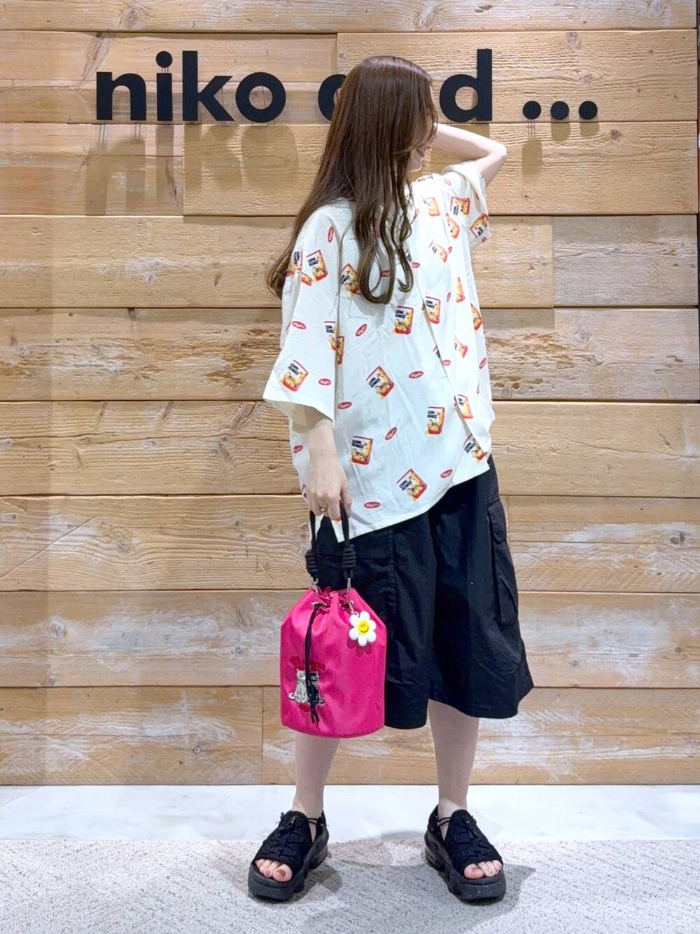 グレー系のその他パンツ、ベージュ系のシャツ/ブラウス、ピンク系のショルダーバッグを着用したレディースの夏コーディネートの2枚目の写真