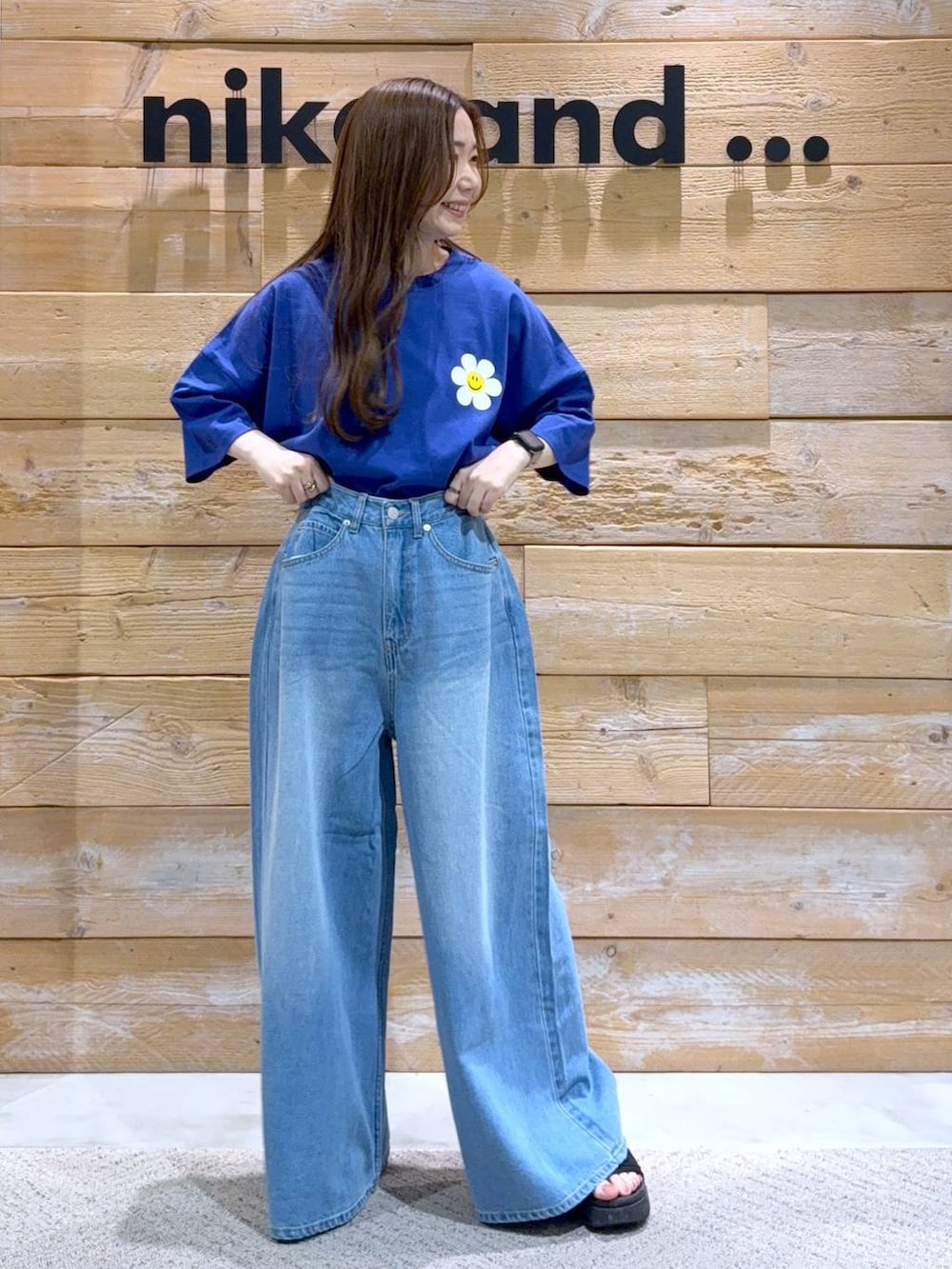 ブルー系のTシャツ/カットソー、ブルー系のデニムパンツを着用したレディースの夏コーディネートの4枚目の写真