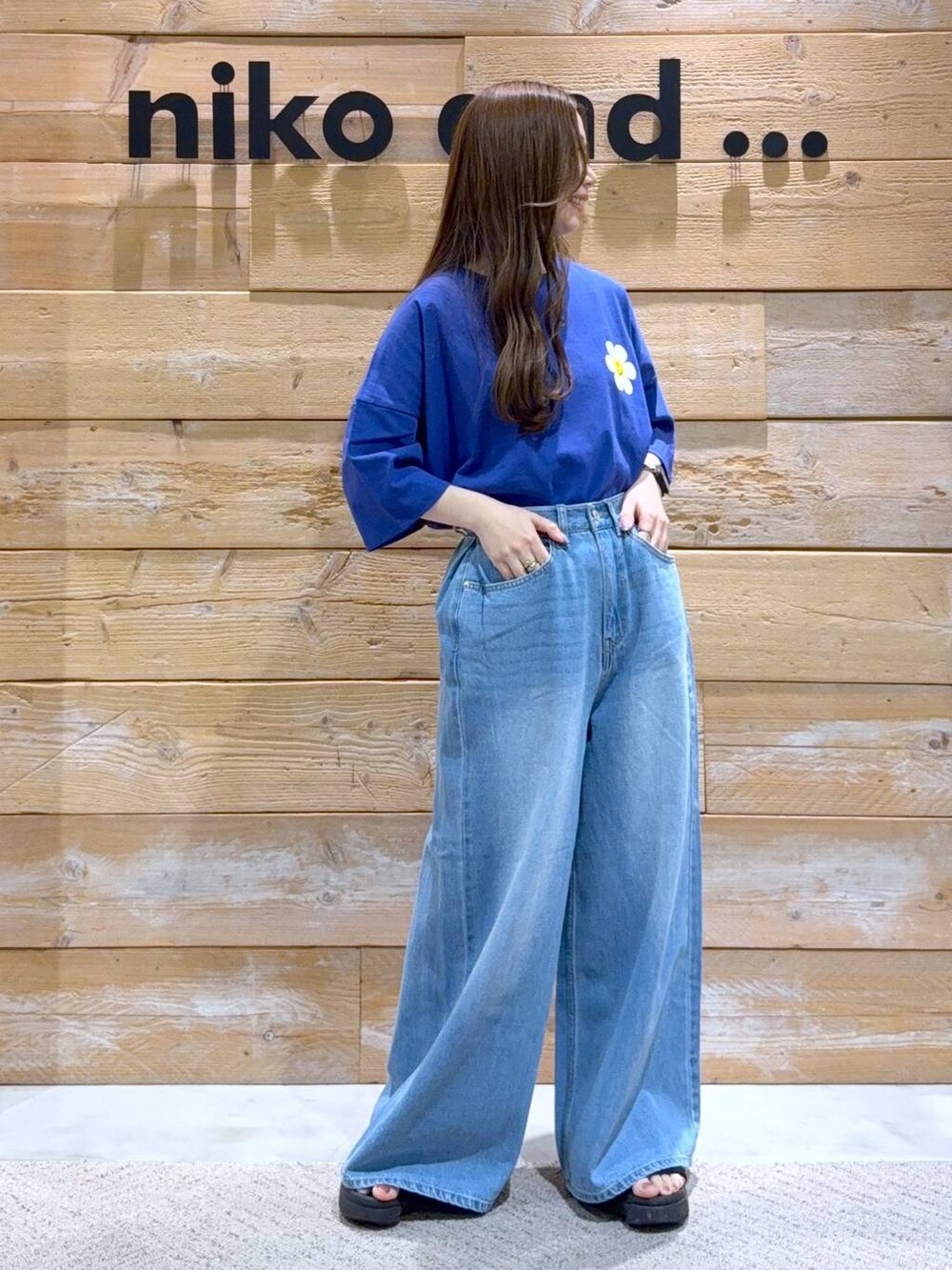 ブルー系のTシャツ/カットソー、ブルー系のデニムパンツを着用したレディースの夏コーディネートの5枚目の写真