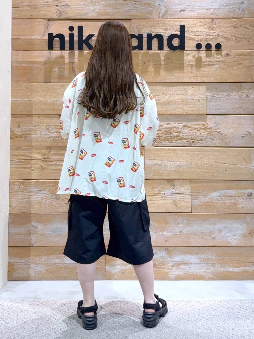 グレー系のその他パンツ、ベージュ系のシャツ/ブラウス、ピンク系のショルダーバッグを着用したレディースの夏コーディネートの6枚目の写真