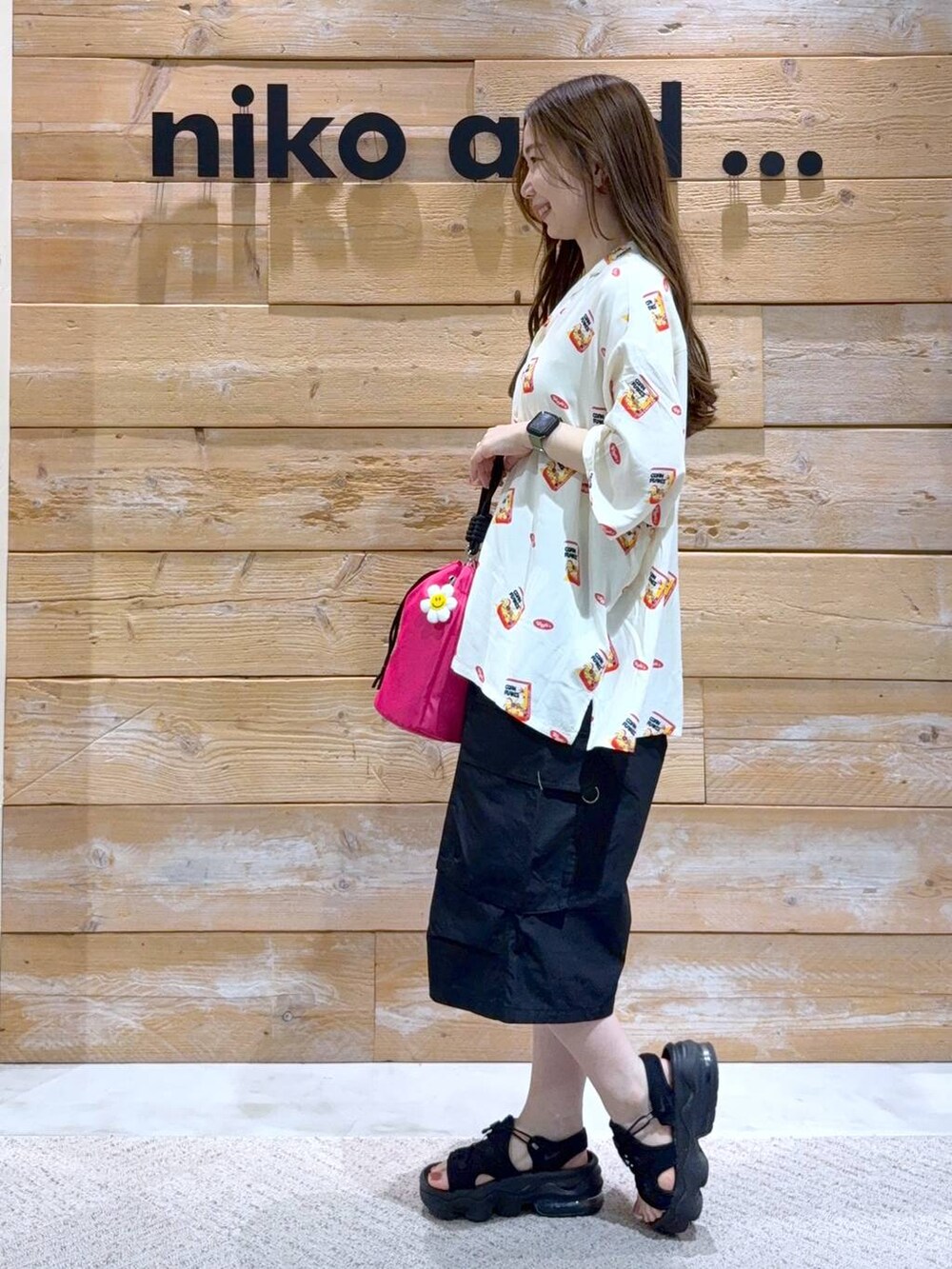 グレー系のその他パンツ、ベージュ系のシャツ/ブラウス、ピンク系のショルダーバッグを着用したレディースの夏コーディネートの4枚目の写真