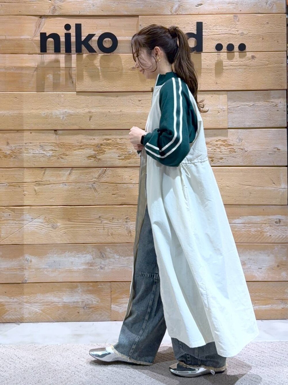 ベージュ系のワンピース、シルバー系のパンプス、ブルー系のその他パンツを着用したレディースの冬コーディネートの4枚目の写真