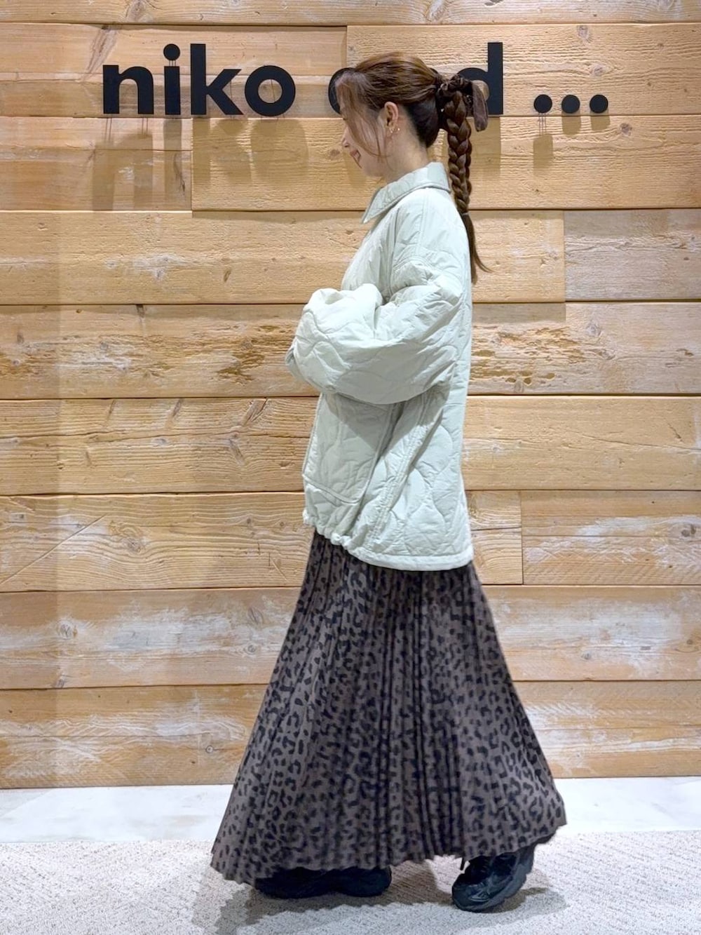 グレー系のその他アウター、ブラウン系のスカートを着用したレディースの秋コーディネートの4枚目の写真