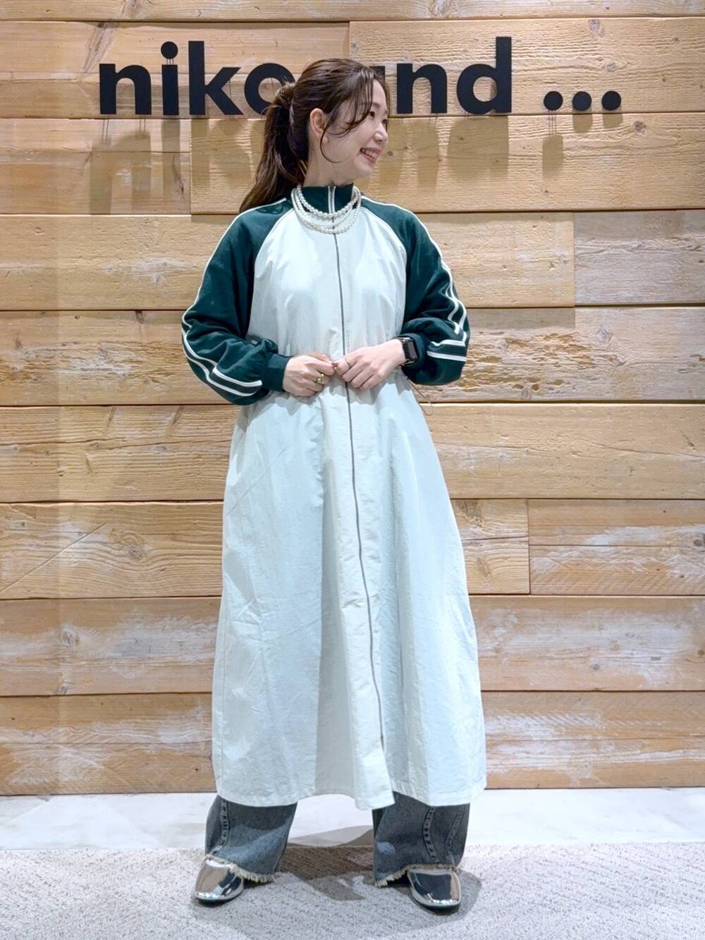 ベージュ系のワンピース、シルバー系のパンプス、ブルー系のその他パンツを着用したレディースの冬コーディネートの2枚目の写真