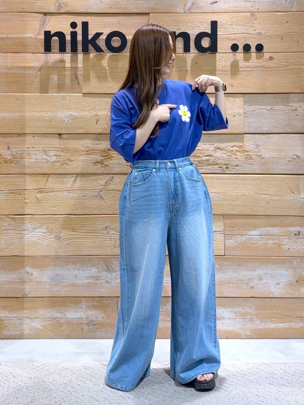 ブルー系のTシャツ/カットソー、ブルー系のデニムパンツを着用したレディースの夏コーディネートの3枚目の写真