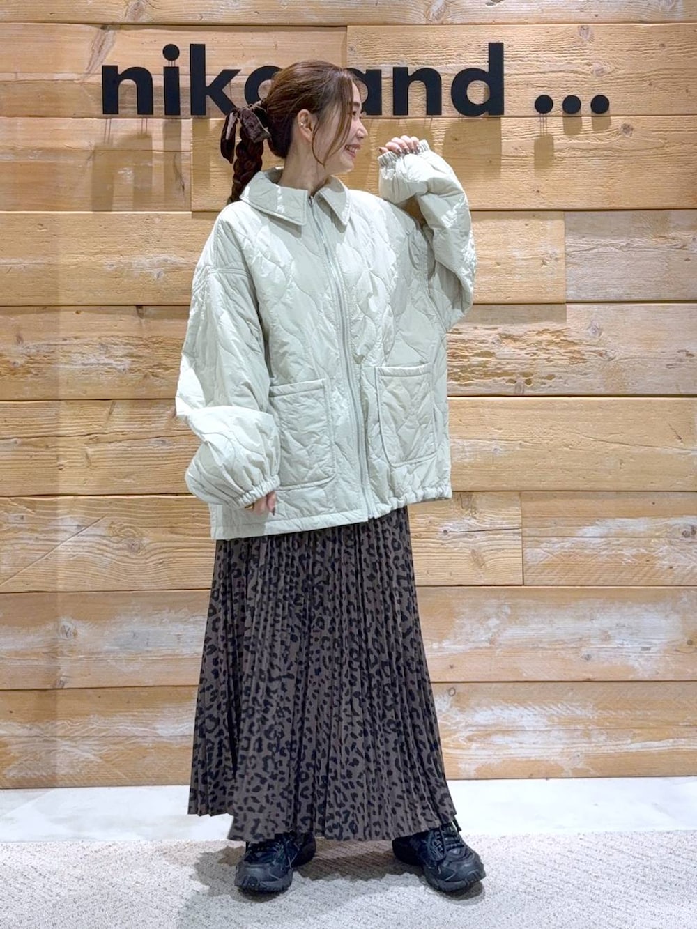 グレー系のその他アウター、ブラウン系のスカートを着用したレディースの秋コーディネートの3枚目の写真