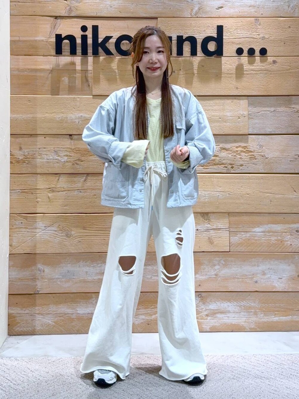「niko and ...、スウェット、スウェットパンツ、カバーオール」｜「niko and...のオックスカバーオール（カバーオール、ベージュ系）」を使った、くるちさん（レディース・156cm）の春コーディネートの3枚目の写真