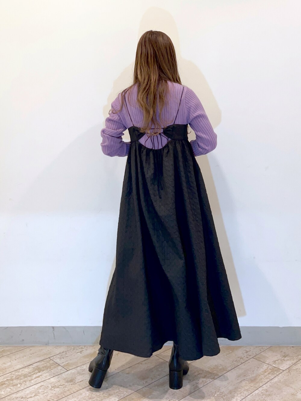 パープル系のTシャツ/カットソー、ブラック系のワンピース、ブラック系のショルダーバッグを着用したレディースの冬コーディネートの3枚目の写真