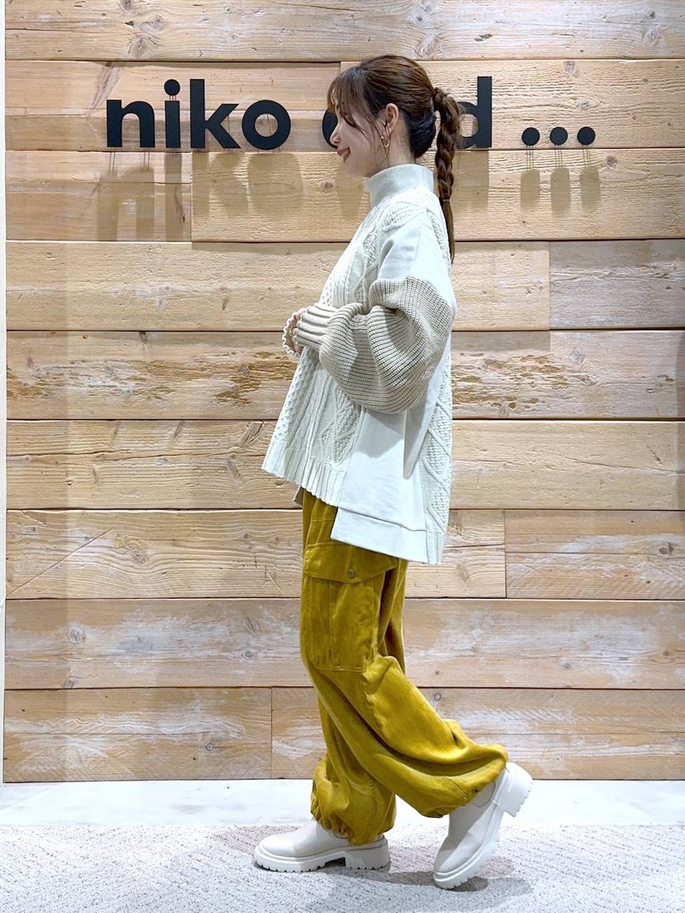 ベージュ系のブーツ、イエロー系のカーゴパンツ、ホワイト系のニット/セーターを着用したレディースの秋コーディネートの5枚目の写真