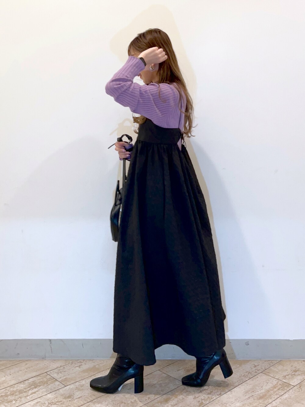パープル系のTシャツ/カットソー、ブラック系のワンピース、ブラック系のショルダーバッグを着用したレディースの冬コーディネートの2枚目の写真