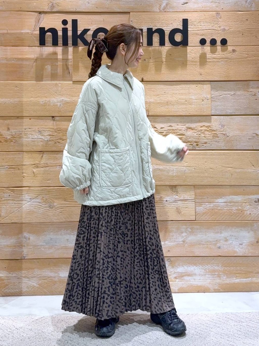 グレー系のその他アウター、ブラウン系のスカートを着用したレディースの秋コーディネートの2枚目の写真