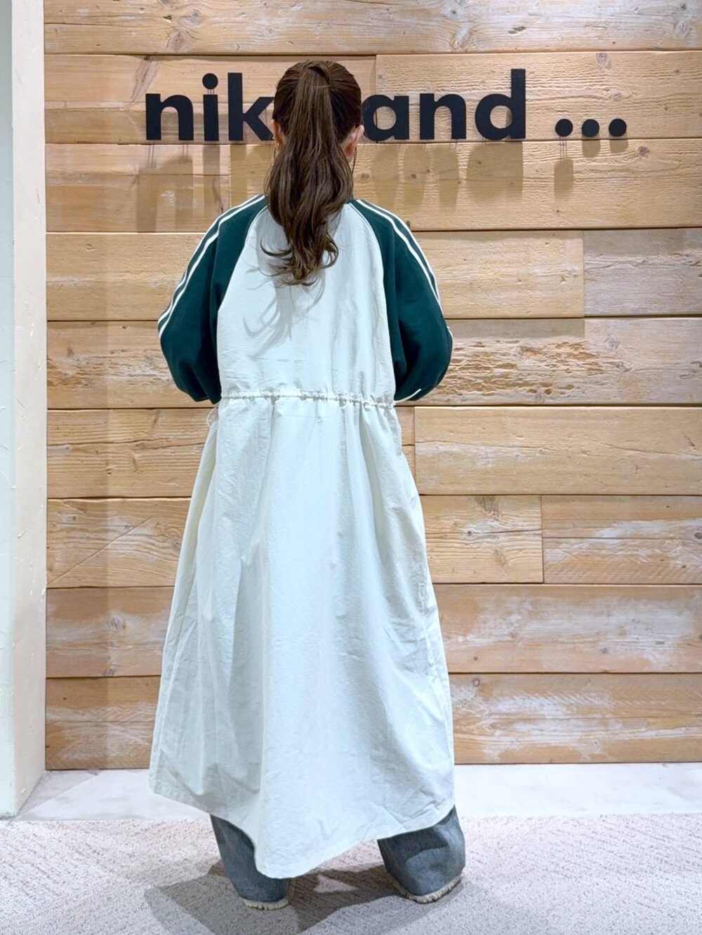 ベージュ系のワンピース、シルバー系のパンプス、ブルー系のその他パンツを着用したレディースの冬コーディネートの6枚目の写真