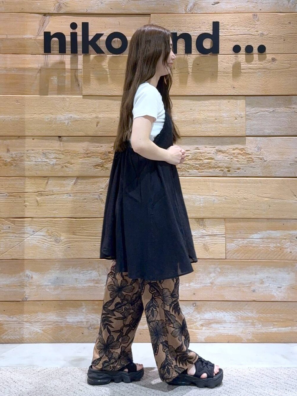 ホワイト系のTシャツ/カットソー、イエロー系のその他パンツ、ブラック系のワンピースを着用したレディースの夏コーディネートの5枚目の写真