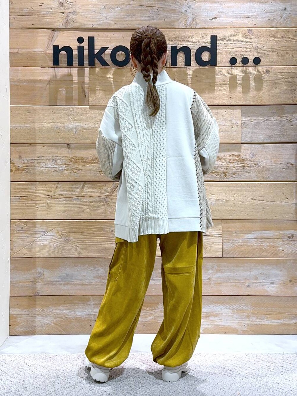 ベージュ系のブーツ、イエロー系のカーゴパンツ、ホワイト系のニット/セーターを着用したレディースの秋コーディネートの7枚目の写真