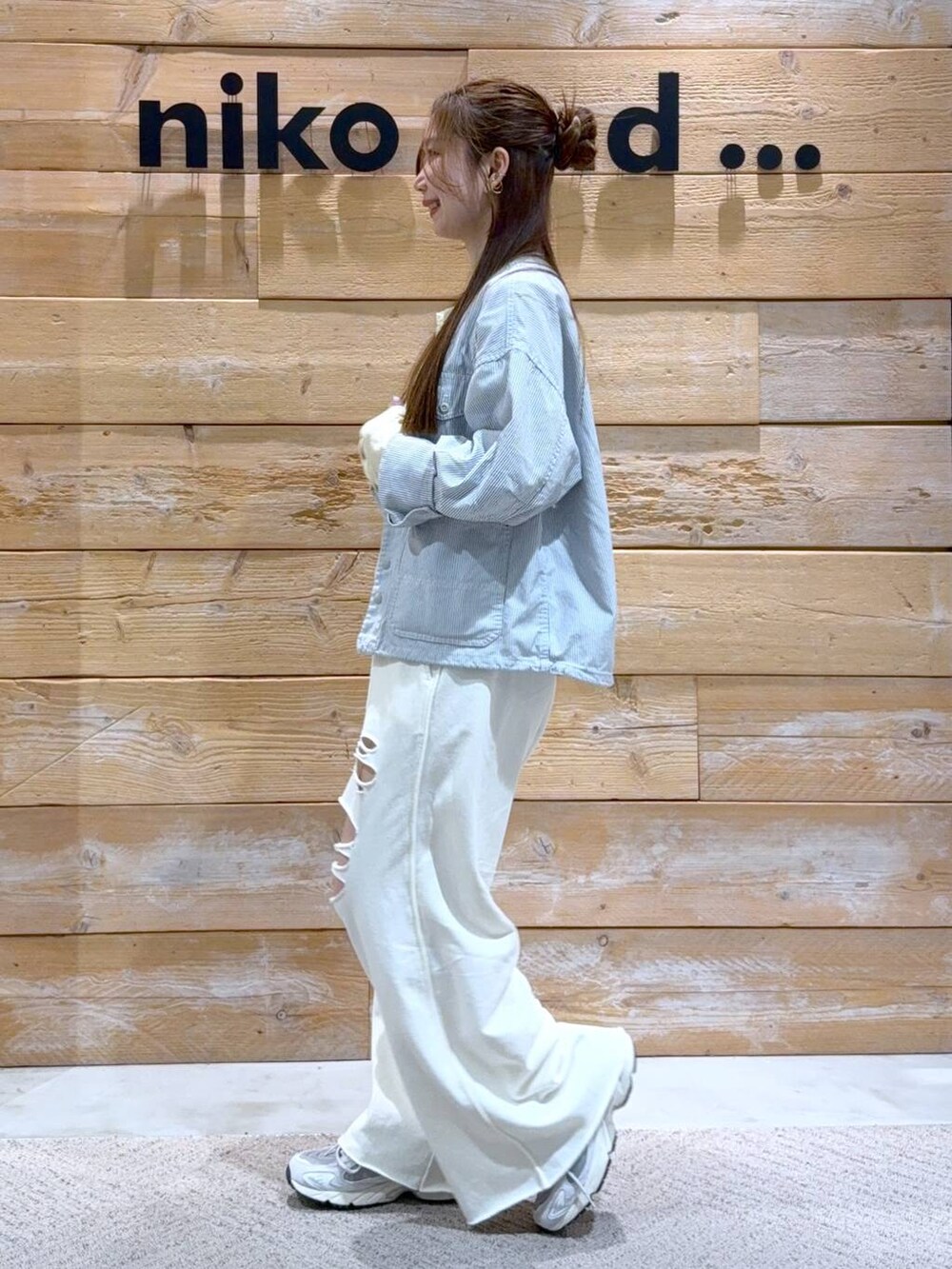 「niko and ...、スウェット、スウェットパンツ、カバーオール」｜「niko and...のオックスカバーオール（カバーオール、ベージュ系）」を使った、くるちさん（レディース・156cm）の春コーディネートの4枚目の写真