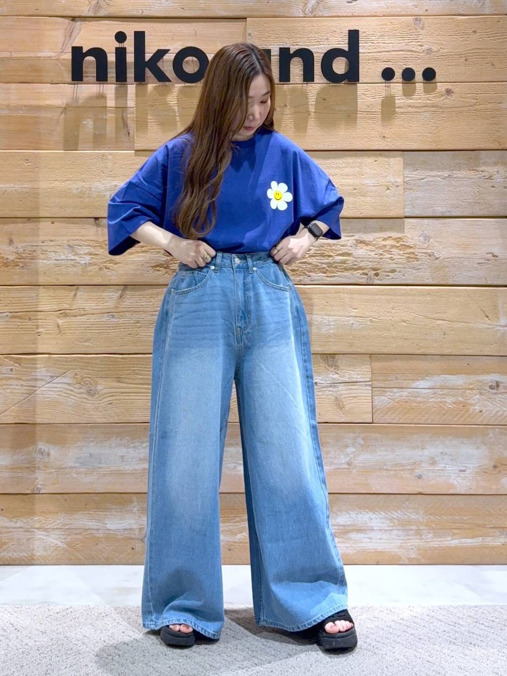 ブルー系のTシャツ/カットソー、ブルー系のデニムパンツを着用したレディースの夏コーディネートの2枚目の写真