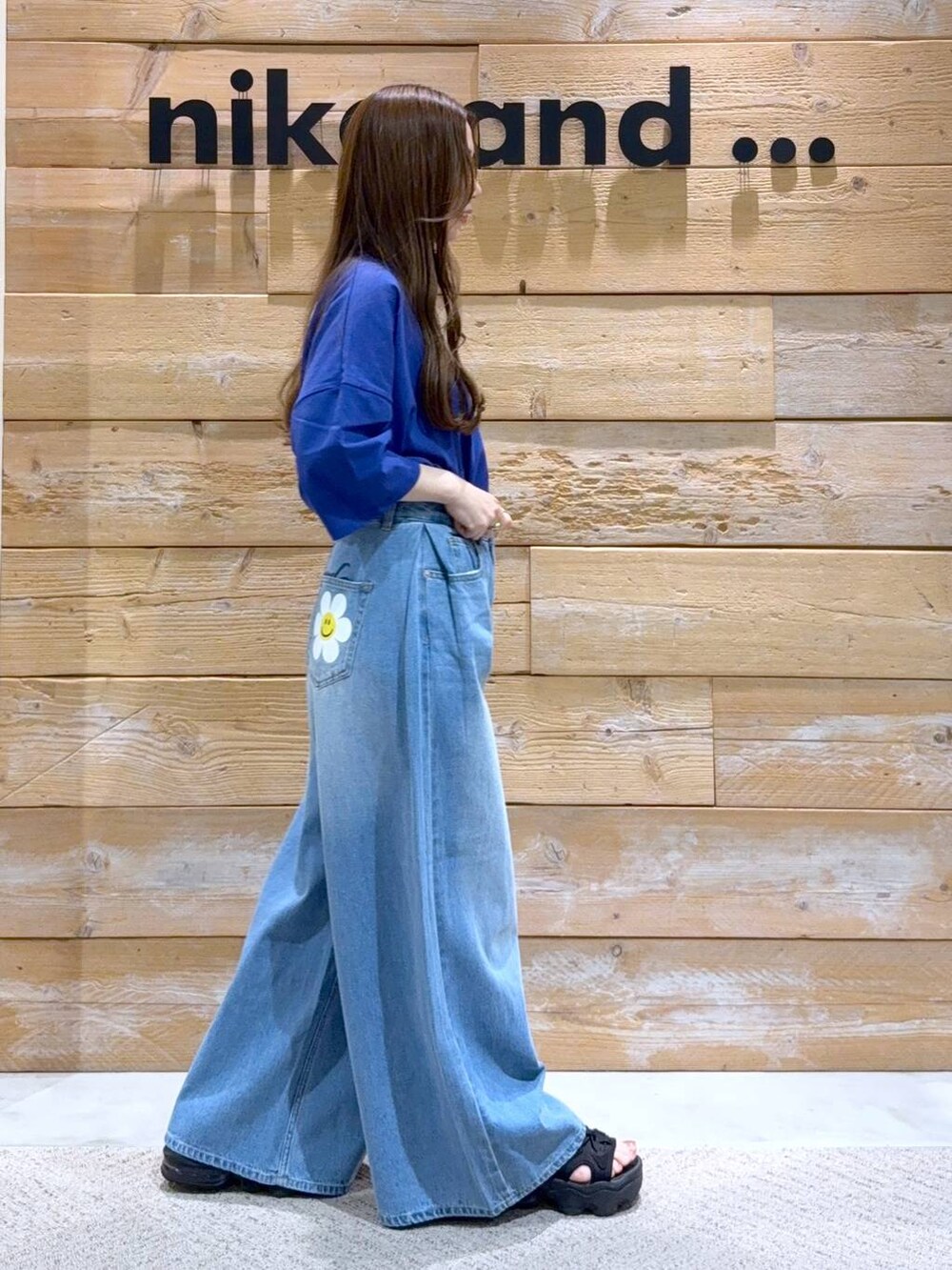 ブルー系のTシャツ/カットソー、ブルー系のデニムパンツを着用したレディースの夏コーディネートの7枚目の写真