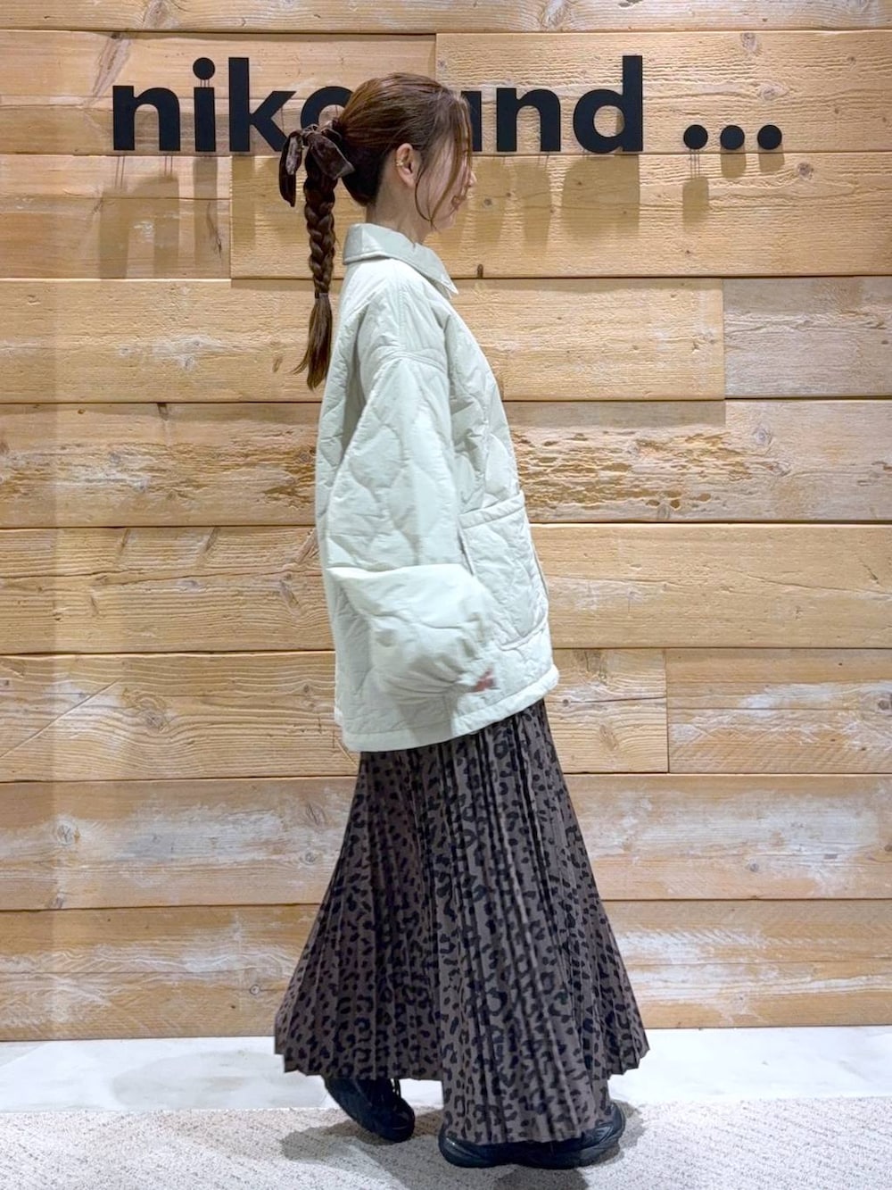 グレー系のその他アウター、ブラウン系のスカートを着用したレディースの秋コーディネートの5枚目の写真