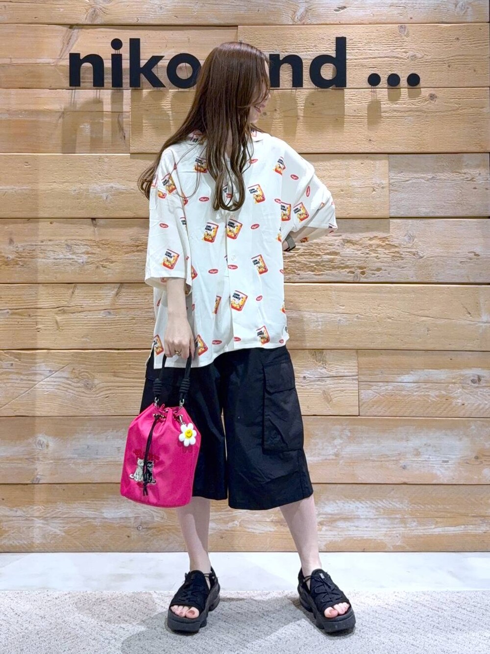 グレー系のその他パンツ、ベージュ系のシャツ/ブラウス、ピンク系のショルダーバッグを着用したレディースの夏コーディネートの3枚目の写真