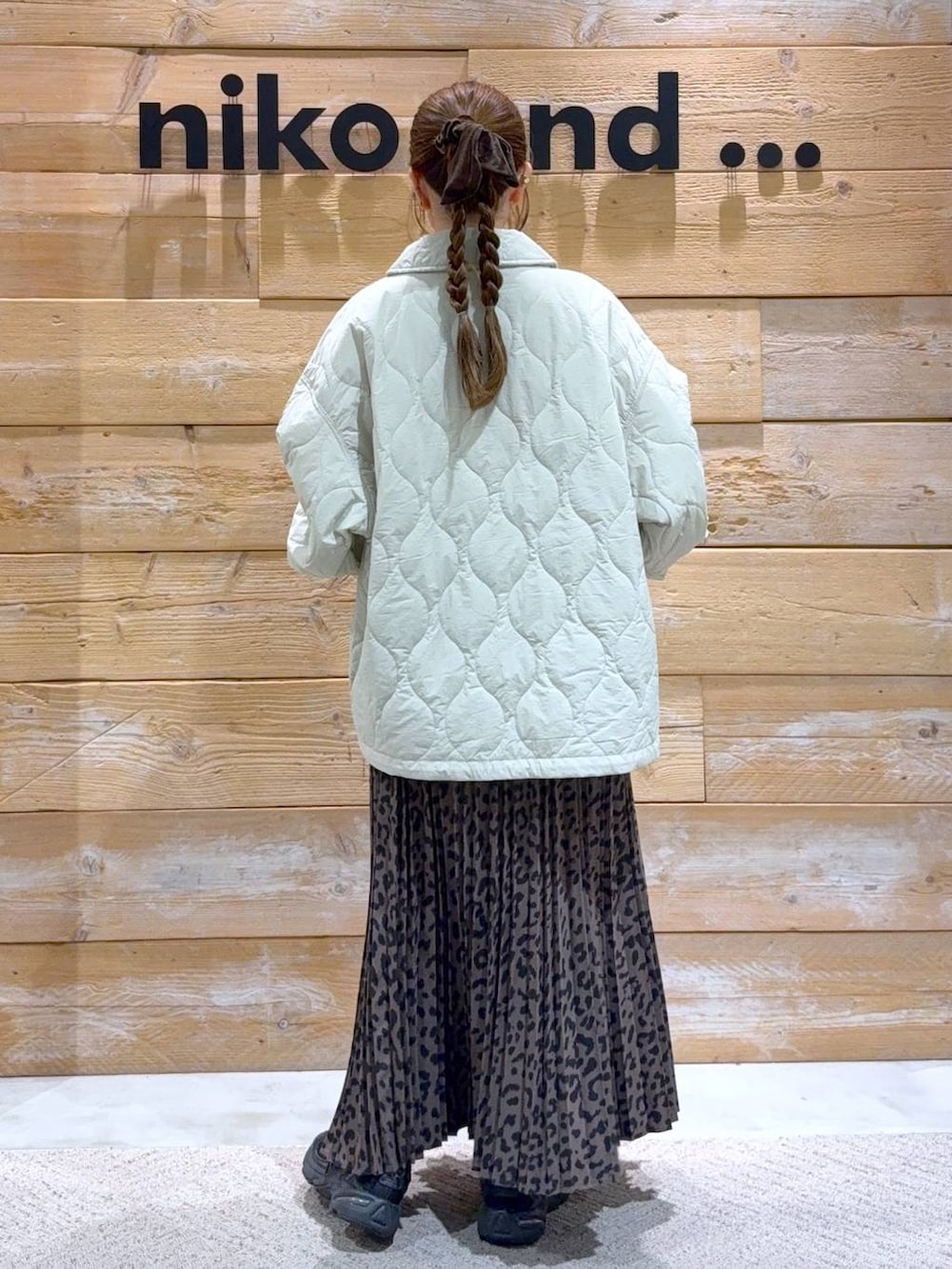 グレー系のその他アウター、ブラウン系のスカートを着用したレディースの秋コーディネートの6枚目の写真