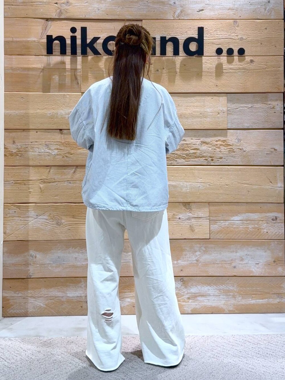 「niko and ...、スウェット、スウェットパンツ、カバーオール」｜「niko and...のオックスカバーオール（カバーオール、ベージュ系）」を使った、くるちさん（レディース・156cm）の春コーディネートの6枚目の写真