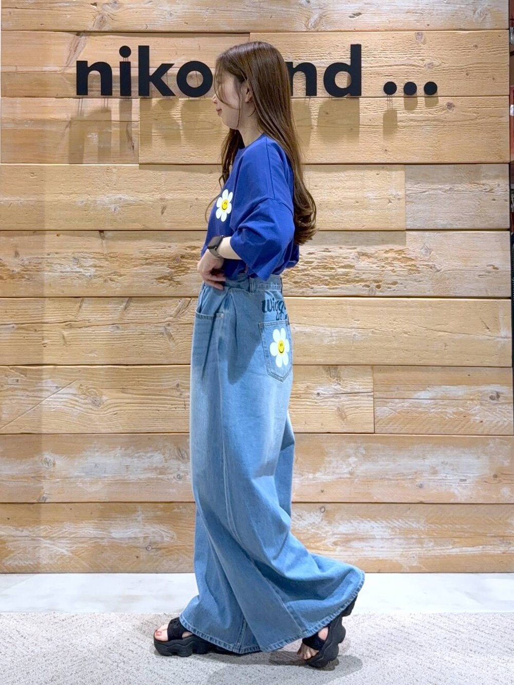 ブルー系のTシャツ/カットソー、ブルー系のデニムパンツを着用したレディースの夏コーディネートの6枚目の写真