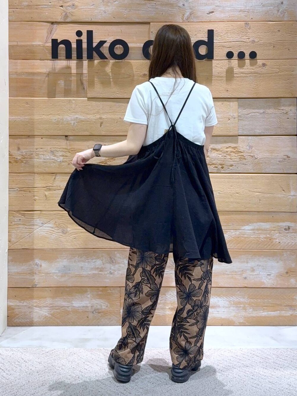 ホワイト系のTシャツ/カットソー、イエロー系のその他パンツ、ブラック系のワンピースを着用したレディースの夏コーディネートの6枚目の写真