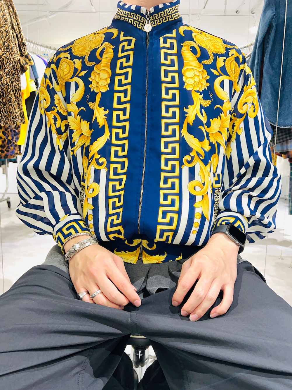 その他のその他アウター、ブラック系のその他パンツ、グレー系のサンダルを着用したメンズの秋コーディネートの2枚目の写真